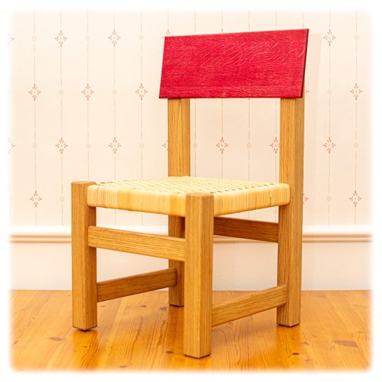 Chaise pour enfant en chêne massif avec assise en cannage et dossier rose