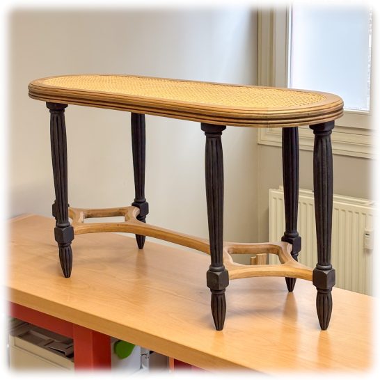 Banc de piano restauré – Bois clair et cannage traditionnel